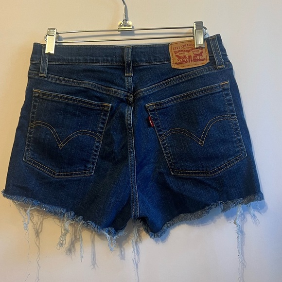 Levi’s High Rise Denim Shorts size 27 with distressed hem - Picture 5 of 8